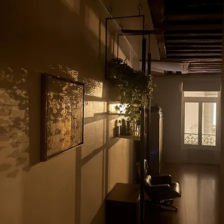 Golden Marais Apartment Paris